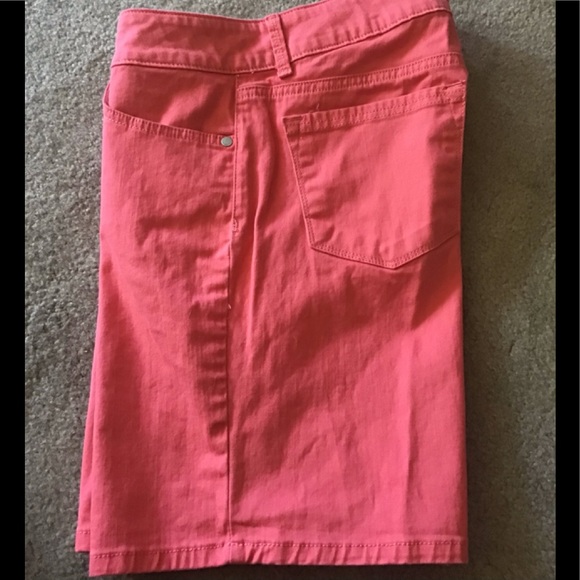 Riders LEE mid rise Jean short pink size 10. 🌺. Nice bright color - Picture 2 of 6
